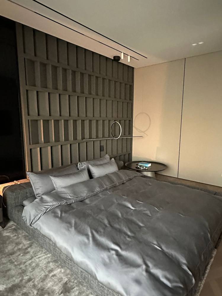 Letto e tavolino Bonaldo, Illuminazione Panzeri